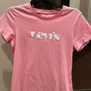 Levi’s pink tee